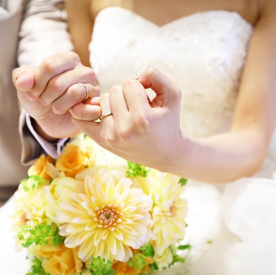 ホテルモントレ ラ・スール大阪ウエディングのインスタグラム：「@lasoeurosaka_wedding イエローのブーケと、リングのショット💕 . . . #モントレ花嫁 #ホテルモントレラスール大阪  #モントレウェディング #モントレ #モントレラスール大阪 . . #dressy花嫁  #marry花嫁  #プレ花嫁 #卒花嫁 #全国の花嫁さんと繋がりたい  #weddingdress #takamibridal  #wedding #結婚式 #ホテル」
