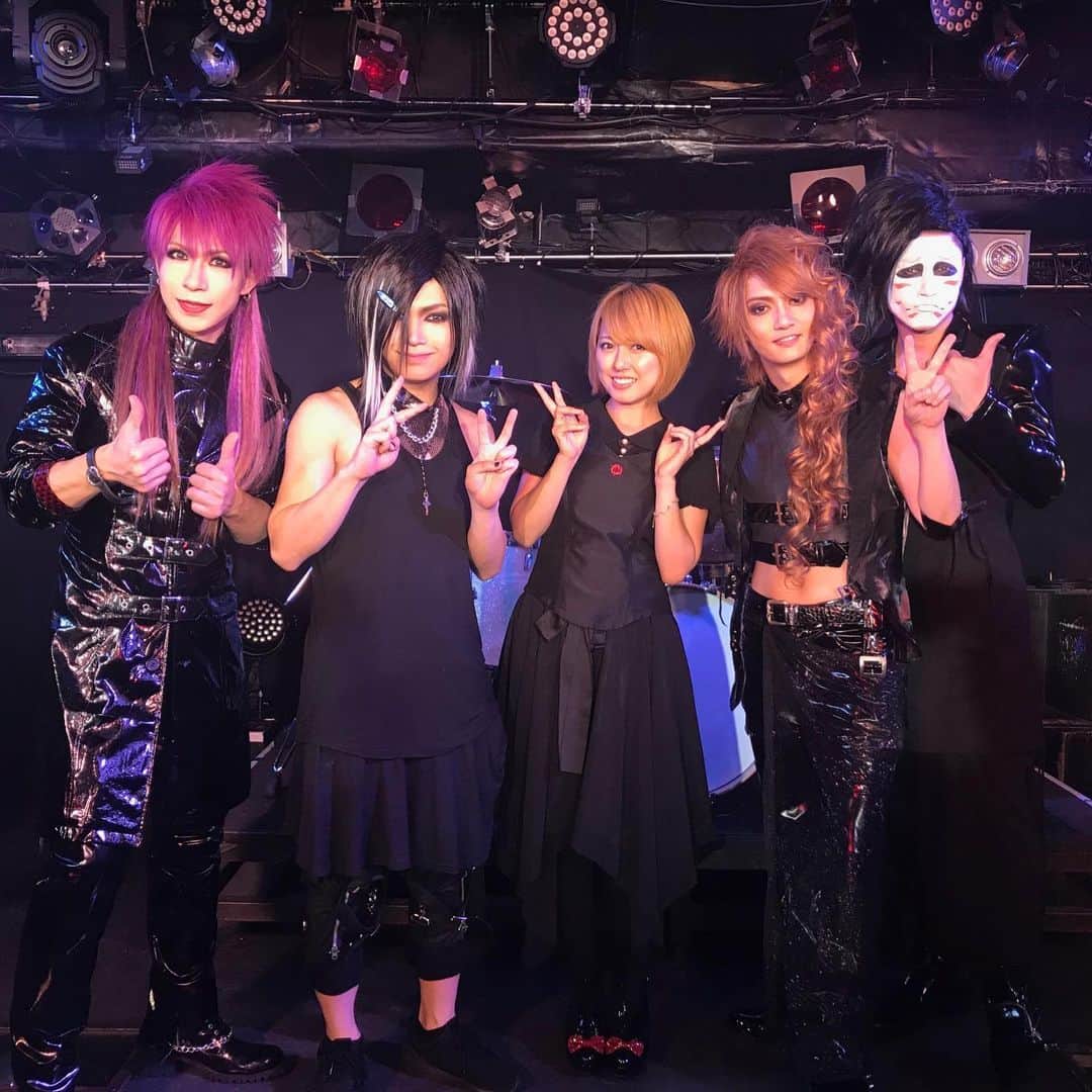 のインスタグラム：「‪【出演情報】‬ ‪2019年12月28日(土)リリース‬ ‪アルバム「もう紅白に出してくれない」‬ ‪[CD＋DVD] ¥3,300＋税 EAZZ-5017‬ ‪[CDのみ] ¥2,700＋税 EAZZ-5018‬ ‪収録曲「首が痛い」のPVに出演させていただきました☺️‬ ‪https://youtu.be/-7CuDlJqWrc‬ ‪ゴールデンボンバーさんのPVに出演させていただくのは今作で4回目…❗️ ありがたや…  女学生(また君に番号を聞けなかった/2010) ↓ パンツ盗まれる人(いいひと/2011) ↓ キャバ嬢(水商売を辞めてくれないか/2016) ↓ 🆕バンギャ(首が痛い/2019) ‪ 今回はどんな作品でしょうか✨ 是非チェックしてみてください☺️ #ゴールデンボンバー #金爆 #もう紅白に出してくれない #首が痛い #MV #PV #どっちが正解 #出演しました #PV女優」