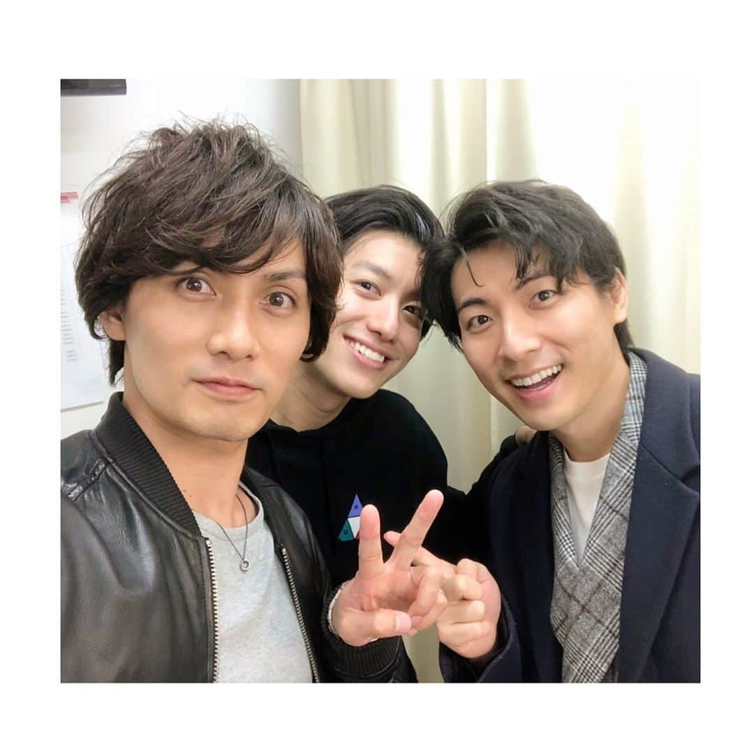 上山竜治さんのインスタグラム写真 - (上山竜治Instagram)「スターご来場。 むかーし、ロベールトマの戯曲で一緒に芝居をした、誰もが二度見するハンサム #加藤和樹君 #ベルナルド #水田航生　#リフ　#上山竜治 せんきゅー！  #ウエストサイドストーリー  #wss #豊洲」11月14日 17時21分 - kamiyama_ryuji_0910