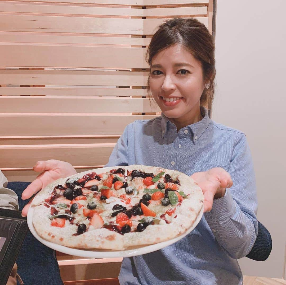 神田愛花さんのインスタグラム写真 - (神田愛花Instagram)「以前、軽井沢で食べたピザ🍕 ベリーとホワイトチョコがたっぷり乗っている、デザートピザ😍 美味しかったなぁ💕💕💕💕💕 春になったら絶対また食べに行く❗️ #軽井沢 #軽井沢の美味しいお店 #極上のピザ  #デザートピザ #幸せになる甘み  #また絶対行く #もう春が待ち遠しい #神田愛花」11月14日 17時22分 - aikakanda