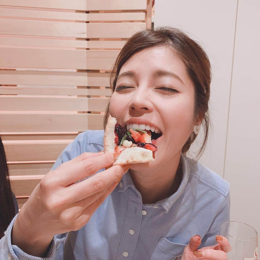 神田愛花さんのインスタグラム写真 - (神田愛花Instagram)「以前、軽井沢で食べたピザ🍕 ベリーとホワイトチョコがたっぷり乗っている、デザートピザ😍 美味しかったなぁ💕💕💕💕💕 春になったら絶対また食べに行く❗️ #軽井沢 #軽井沢の美味しいお店 #極上のピザ  #デザートピザ #幸せになる甘み  #また絶対行く #もう春が待ち遠しい #神田愛花」11月14日 17時22分 - aikakanda