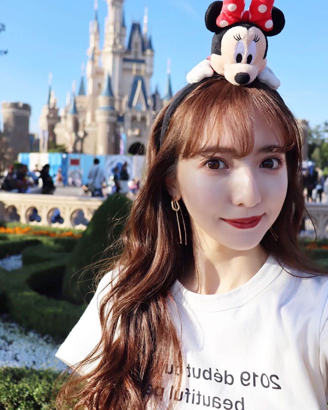 平木愛美のインスタグラム：「この頃お天気良くって、しあわせだなあ。  先月のdisney shotでこんにちは🧜‍♀️💞 . 今月まだ行けていない、エスビューティークリニックにそろそろ行きたいなぁ。🧸 前回もたっぷりスプリングで保湿をしてもらったのですが、そろそろ潤いを欲しております…🧡🥺乾燥の時期にもなってきたので、、、色々サロンにも行かねば！！！！！小顔も身体も！！！！！ . そして、おうちではミネラルファスティング（断食）もまた週末あたりにしようかと思ってます！引越しで色々断捨離などもしてますが、身体もデトックスしたいなぁと。年越しに向けても綺麗にしたいです🌻 . #美容事情 #お肌 #断食 #ファスティング #ファスティングライフ #ファスティングマイスター #エスビューティークリニック #beauty」