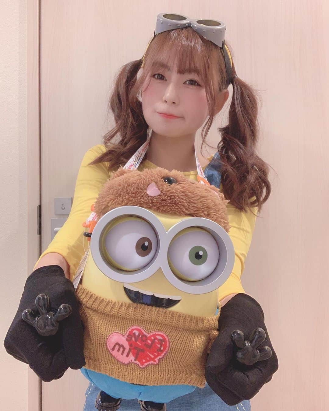 のインスタグラム：「ミニオン💞✨ いろんな雰囲気の洋服着るの好きだけど、いろんなコスプレ着るのもすき💞  COS▷▶︎▷▶︎ @dress_tika  #レースクイーン #アイドル #ティカ #ドレス #ドレス通販 #通販 #コスプレ #ミニオンコーデ #ミニオン #rq #idol #cos #dress #love #l4l #l4like」