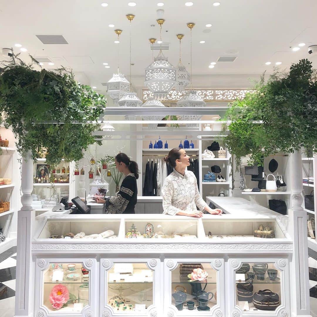 桐島かれんさんのインスタグラム写真 - (桐島かれんInstagram)「ハウスオブロータス 丸の内店と日本橋店が一周年を迎えました。 丸の内店は白を基調としたコロニアルスタイル、日本橋店は、マラッカのプラナカン文化を取り入れたスタイル。 それぞれの店の魅力をブログにて紹介しています。 http://loveoflife.jp/2019/11/1089 #ハウスオブロータス丸の内店  #ハウスオブロータス日本橋店 #ハウスオブロータス #houseoflotus」11月14日 17時27分 - houseoflotuskaren