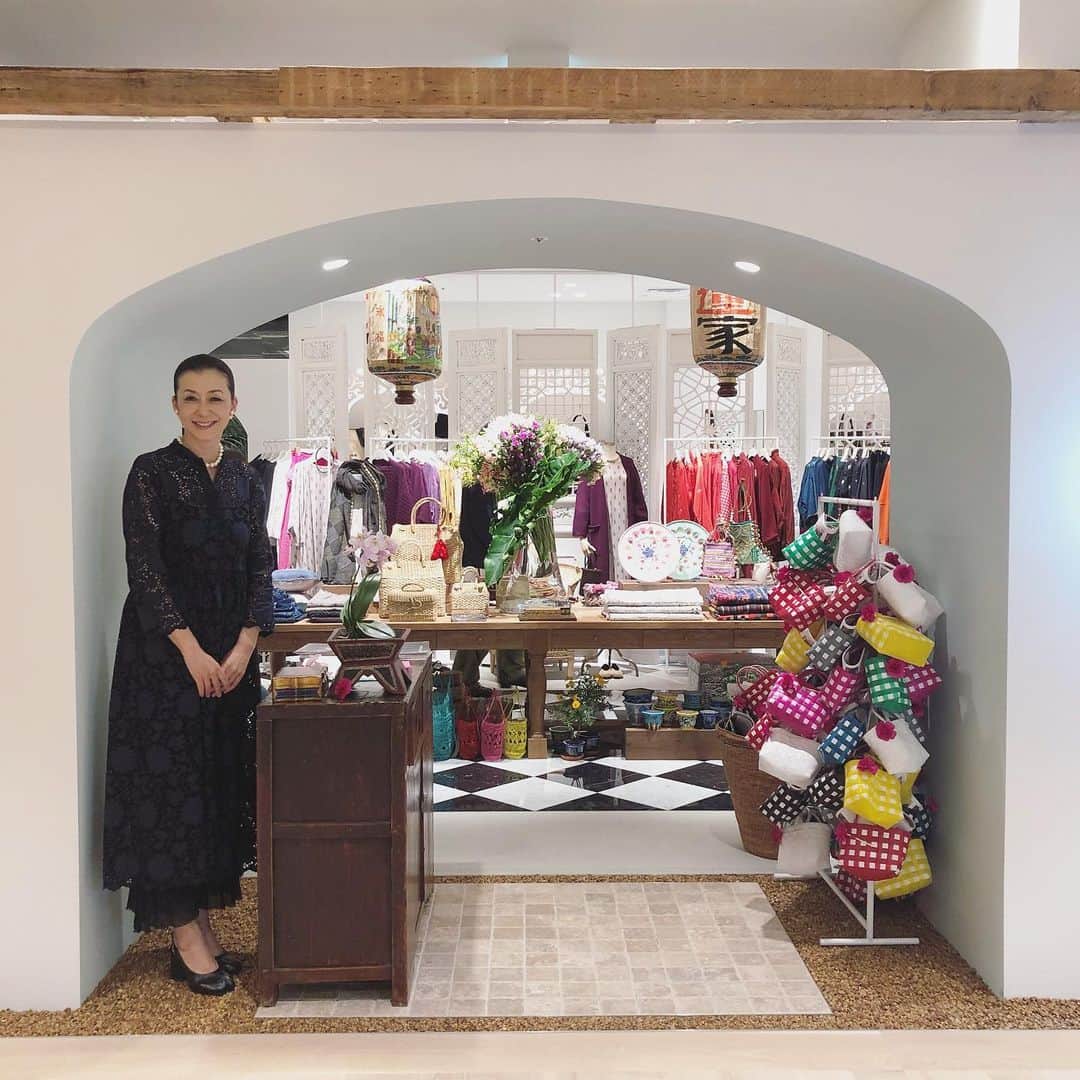 桐島かれんさんのインスタグラム写真 - (桐島かれんInstagram)「ハウスオブロータス 丸の内店と日本橋店が一周年を迎えました。 丸の内店は白を基調としたコロニアルスタイル、日本橋店は、マラッカのプラナカン文化を取り入れたスタイル。 それぞれの店の魅力をブログにて紹介しています。 http://loveoflife.jp/2019/11/1089 #ハウスオブロータス丸の内店  #ハウスオブロータス日本橋店 #ハウスオブロータス #houseoflotus」11月14日 17時27分 - houseoflotuskaren