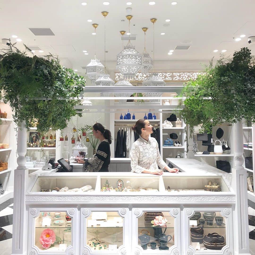 のインスタグラム：「ハウスオブロータス 丸の内店と日本橋店が一周年を迎えました。 丸の内店は白を基調としたコロニアルスタイル、日本橋店は、マラッカのプラナカン文化を取り入れたスタイル。 それぞれの店の魅力をブログにて紹介しています。 http://loveoflife.jp/2019/11/1089 #ハウスオブロータス丸の内店  #ハウスオブロータス日本橋店 #ハウスオブロータス #houseoflotus」