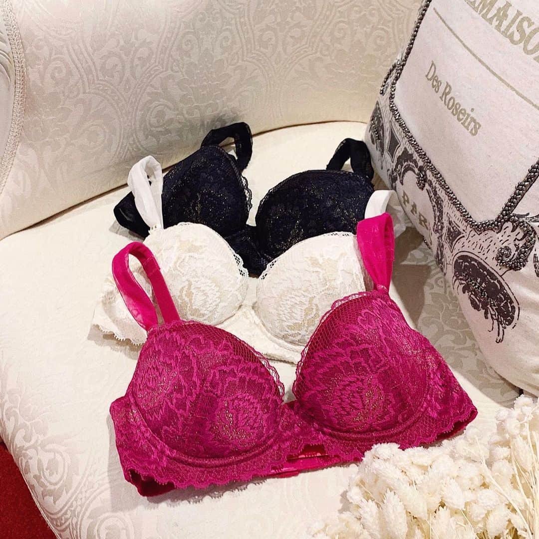 BradelisNewYork/ブラデリスニューヨークのインスタグラム：「. オータムシーズンを盛り上げてくれる”技あり”コレクションが登場♡  BRADELIS -Brenda-  女性の美の象徴“ピオニー”柄のストレッチリバーレースを贅沢に使用 花の中に煌めくゴールドヤーンが、ミステリアスな大人の美しさを演出します♡  トレンドのスタッズとの合わせ技で今期らしいシャイニーなコレクションです。 カラーは、ブラック・アイボリー・フューシャピンクの3色展開。  深まる秋にもぴったりなカラー展開です ※品数に限りがありますので売切の際はご容赦ください。 . . . #bradelis#bradelisnewyork#brenda#step1  #ブラデリス #ブラデリスニューヨーク#ブレンダ」
