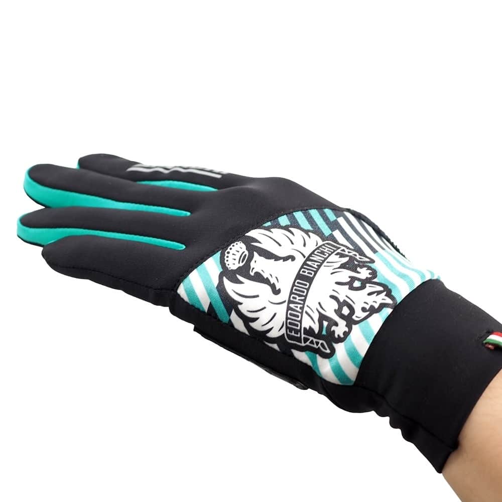 ビアンキJAPANさんのインスタグラム写真 - (ビアンキJAPANInstagram)「【ビアンキオンラインストア】新商品 ウィンターウルトラライトグローブ  春・秋・初冬の3シーズン対応可能なフルフィンガーグローブです。 本体は起毛したストレッチ性のあるニット素材で、大きく配されたイーグルエンブレムが目を引きます。  親指部分はパイル生地を使用しているので、ライド中に汗を拭うこともできます。  内側は滑り止め加工を施したクッションを配置。 親指と人差し指はタッチパネルの操作にも対応します。  サイズ：XS - L  #bianchi #bianchi #ビアンキ」11月14日 17時27分 - bianchijapan
