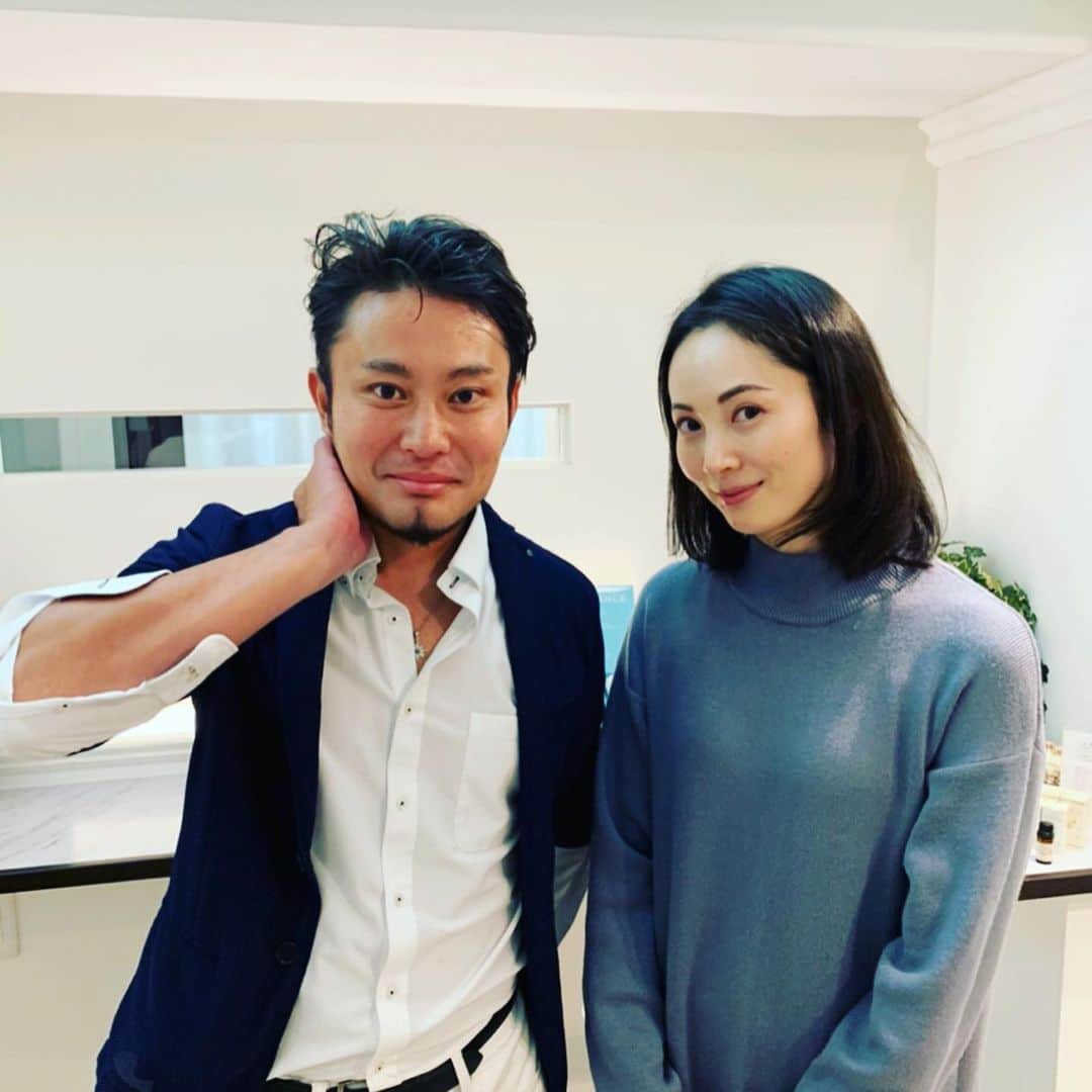 日高薫のインスタグラム：「ケイタさんのところへ😊👍✨💓💇‍♀️ 娘も七五三に向けて前髪綺麗に整えていただきました❤️🥰 @crecelakeita  #クレセーラ恵比寿 #クレセーラ #hair #hairstyle #セミロング #ノーカラー #女の子ママ #3歳 #ケイタさんごっこが流行」