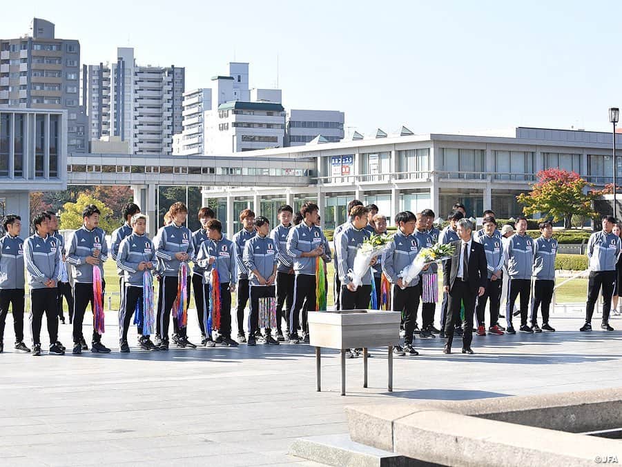 日本サッカー協会さんのインスタグラム写真 - (日本サッカー協会Instagram)「📸#U22日本代表 は11月13日(水)、広島の平和記念公園を訪れ、#横内昭展 監督代行ならびにキャプテンの#中山雄太 選手が原爆慰霊碑に献花しました。 ・ また、平和について考える「BLUE PEACE DAYS」プロジェクトの一環として全国のファンサポーターの皆さまから届けられた折り鶴を、選手たちが代表して献納しました。 ・ 今回、国内で初めて行われるU-22日本代表の試合は、世界に二つしかない被爆地である広島と長崎の地で開催されます。チームは献花・献納後に原爆資料館に移動し、語り部の山本定男さんから被爆体験のお話を伺いました。昭和6年生まれで被爆時は中学2年生だった山本さんから、原爆投下直後の様子や戦争の恐ろしさについて約1時間講話をいただき、選手たちは真剣に聞き入っていました。 ・ 「BLUE PEACE DAYS 平和のパスを、世界へ、未来へ　HIROSHIMA・NAGASAKI」プロジェクト 世界最高峰のスポーツの祭典であり、スポーツを通した人間育成と平和を目的としたオリンピック。その東京大会に向けて強化を進めるU-22日本代表が、チームを立ち上げてから初めて国内で行うこの試合を被爆地である広島、長崎で行うことから、本プロジェクトを通してスポーツにできること、スポーツがあること、スポーツを楽しむことなどの意味を考える機会にしたいと考えています。 ・ 🏆キリンチャレンジカップ2019 🇯🇵U-22日本代表 vs U-22コロンビア🇨🇴 📅11/17(日) 12:50KO/10:20開場 📍エディオンスタジアム広島 フジテレビ系列にて全国生中継（一部地域除く） ・ 👉大会情報はJFA.jpへ #jfa #daihyo」11月14日 17時32分 - japanfootballassociation