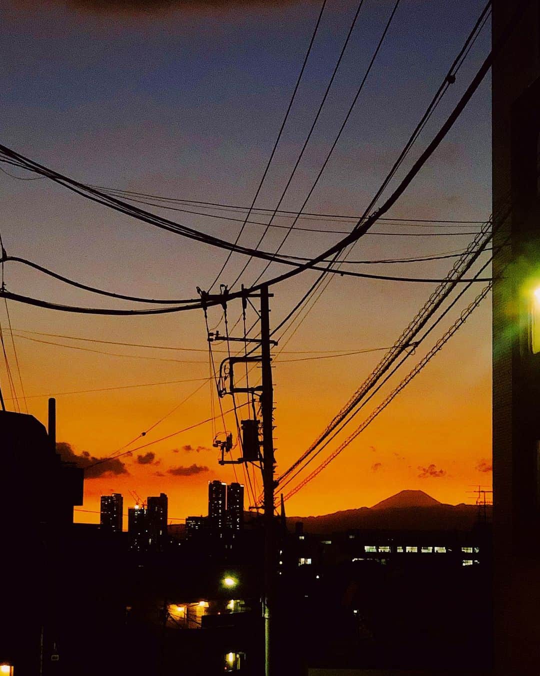 DEppaさんのインスタグラム写真 - (DEppaInstagram)「. . 仕事終えて外に出ると 見惚れてしまうほど美しい夕焼けだった。 見事なコントラスト feat.富士山。 写真じゃあまり伝わらないのが残念。 ただ、この瞬間 同じ空を眺めている人がいると思うと 何だか嬉しくなった。繋がってるってこう言うこと。 近くにはいれないし、なかなか会えないけど、 同じ空の下 みんな毎日必死に生きているんだよね。 ひとりじゃない。いつだって心はそばにある。 想いさえあれば どんな時だって繋がっていられるんだ。 「とおく とおく」を歌いたくなった。 なので、今夜はカラオケ行ってきます。(嘘) . #シクラメン #シクラ族 #夕焼け #sunset #あかね #とおくとおく #どんなに会えなくても心は繋がってるよ」11月14日 17時43分 - deppa_shikuramen