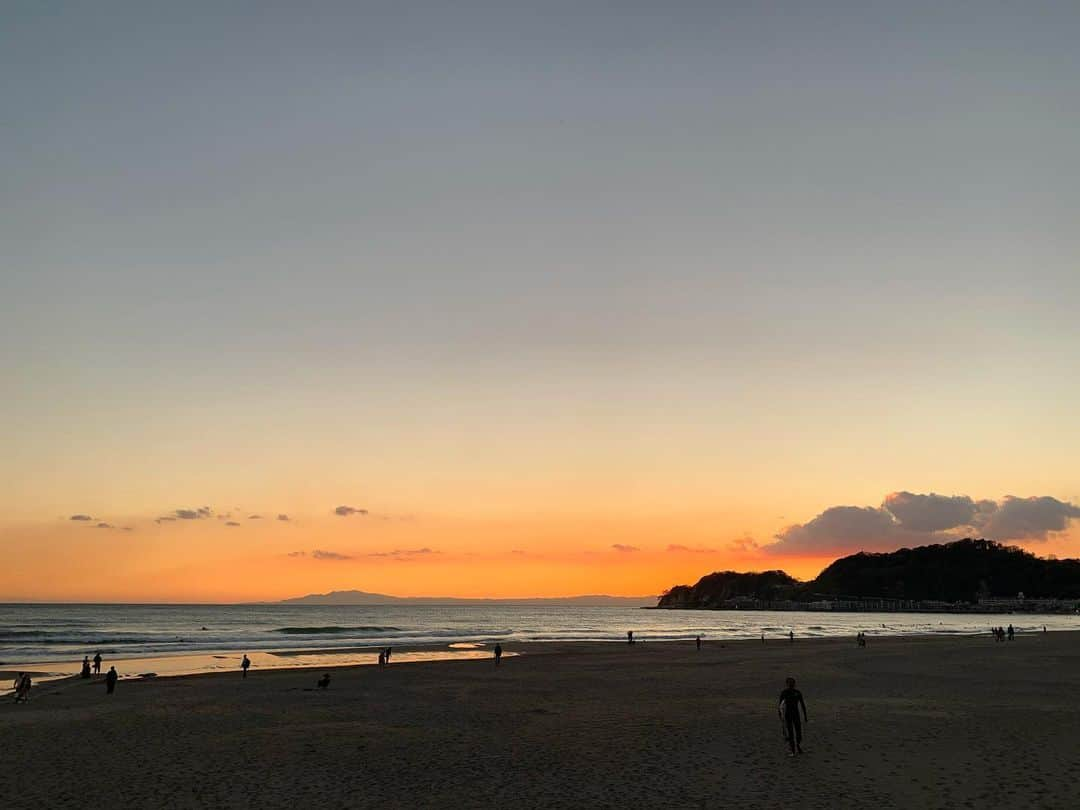 高松いくさんのインスタグラム写真 - (高松いくInstagram)「今日の由比ヶ浜も 美しく、夕焼けに染まりましたとさ  今日はお鍋にしようかな🍲  #秋の空 #秋の海 #夕焼け小焼け  #今夜はお鍋 #温まろう #湘南ライフ  #shonan #sea #beach」11月14日 17時53分 - iku_takamatsu_trip_sup_yoga