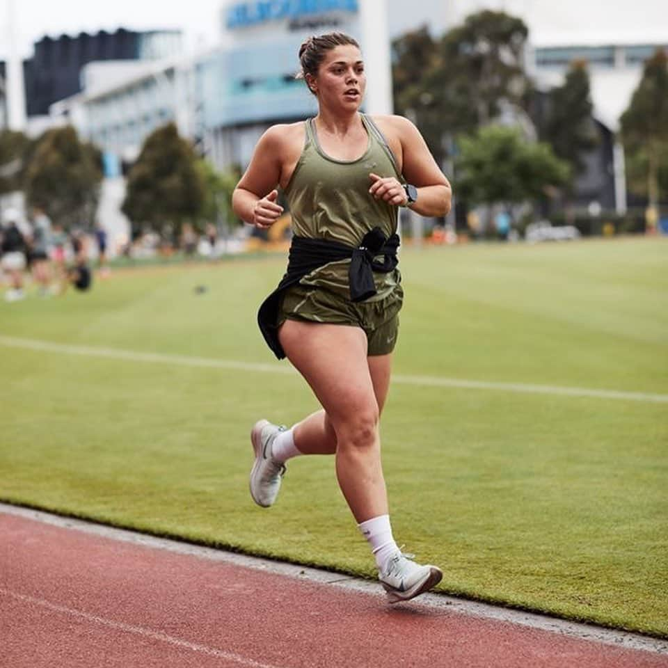 フィービー・ディ・トマソさんのインスタグラム写真 - (フィービー・ディ・トマソInstagram)「TFW when you're about to spew / bomb but @em_massey drags yo ass thru the back end of a @hunter.athletics 5K TT (it feels like death btw. Look closely. You can see it in my eyes 👀) *Side-note. I am enjoying running a lil' more atm. Really. I am. Maybe something to do with the legendary humans around me ❤️ #roughride #yeahfam (CC @renard.r.b) #5KTT #ded #aintmyPBszn #thickthighclub 📸 @mps_v」11月14日 17時45分 - phoebeditommaso