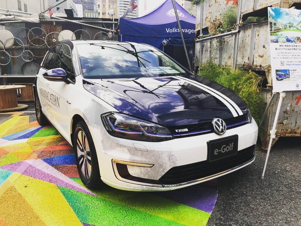 のインスタグラム：「新虎ヴィレッジでは、本日から日曜日まで、電気自動車e-Golfを展示！こちらの車両は葉山町の様々な施設とのコラボレーション活動、"e-Hayamacation"の特別ラッピングカーです。葉山エリアの8カ所で、e-Golfの一日無料試乗が出来ます！ #新虎ヴィレッジ #Shintoravillage #新虎村 #新虎 #Shintora #新橋 #虎ノ門 #虎ノ門ヒルズ #新虎通り #サステナビリティ #eGolf #葉山町 #湘南 #週末トリップ #eGolf試乗 #eHayamacation #電気自動車 #展示 #ラッピングカー #試乗 #葉山 #コラボ #Volkswagen #VW #フォルクスワーゲン #ワーゲン」