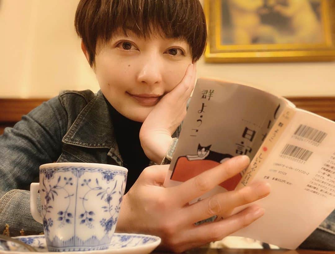 野本かりあのインスタグラム：「ここのところずっと、猫を飼っている作家さんの、飼っている猫が書かれている本ばかり買って読んでる。 猫は興味深いし、もっと色々知りたい。 猫研究、楽しい😻 #karianomoto #ねこ」
