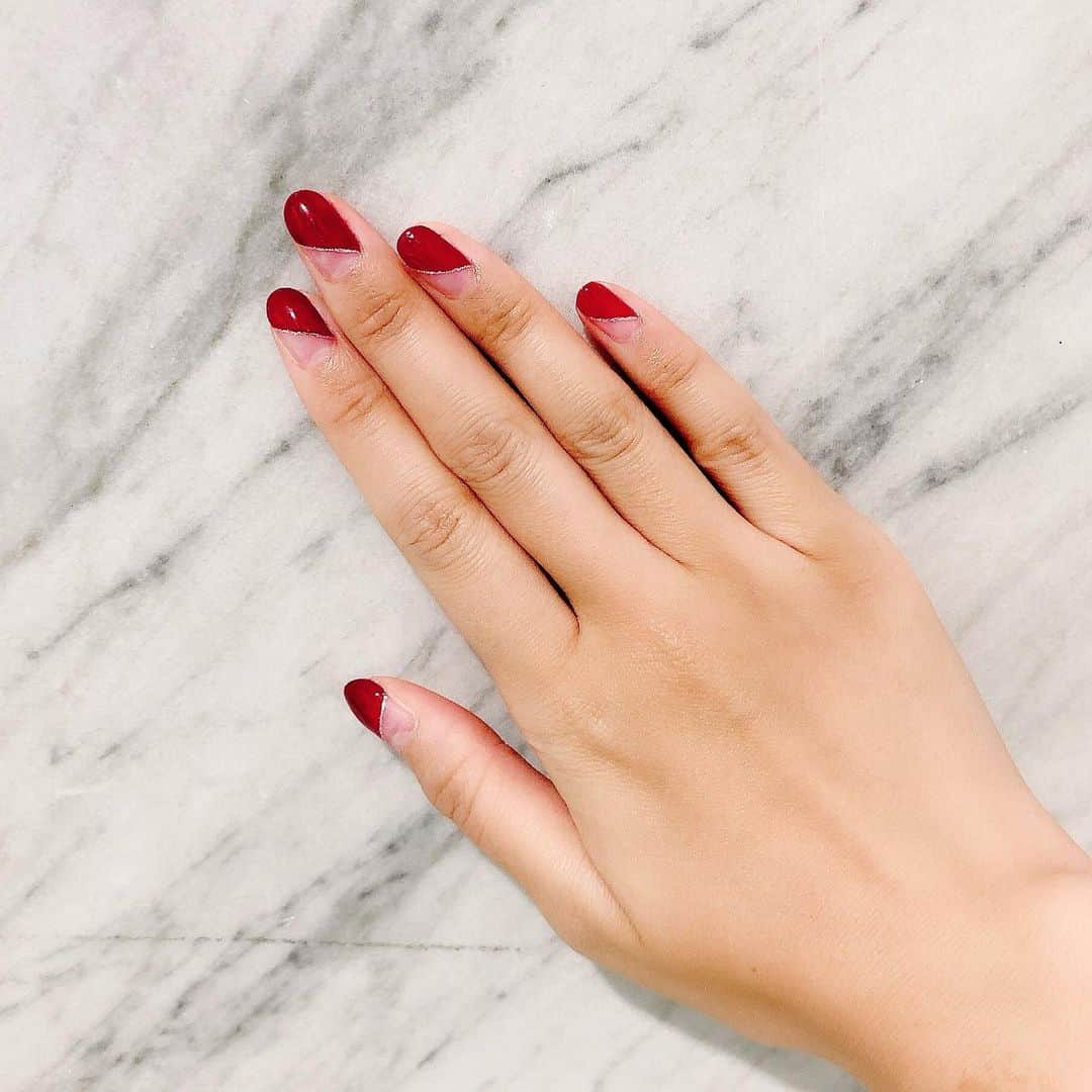 のインスタグラム：「* * 今のネイル💅 2週間位前の写真✨ * 斜め赤フレンチにしてもらったのですが、 もともと根元が透明フレンチだから、伸びても良い感じ☺️✨💅 * 秋冬はこっくりした色が気分です🥳💅 * #nail #ネイル #フレンチネイル #赤フレンチ #💅」