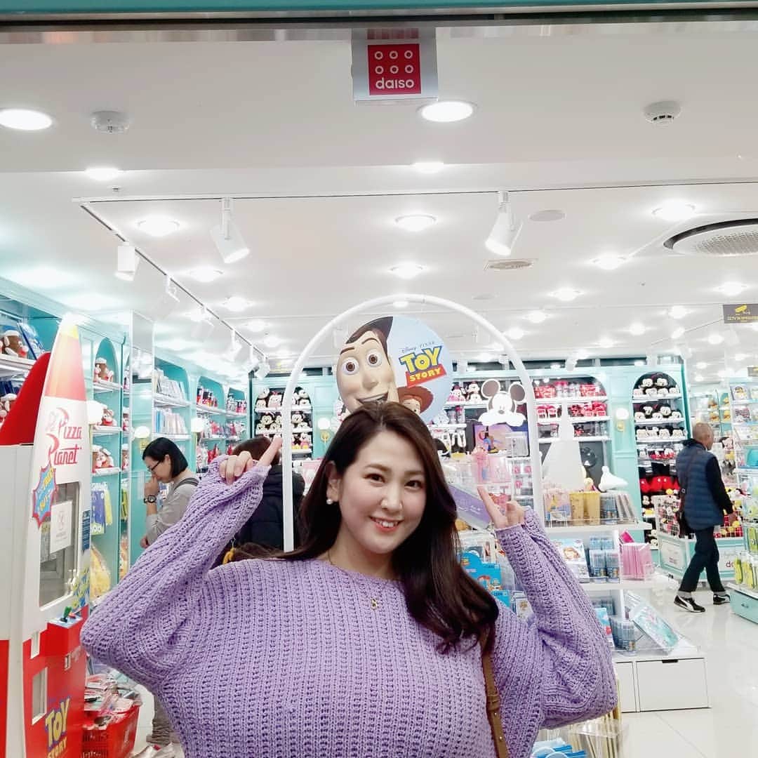 うさまりあのインスタグラム：「. . . 韓国の明洞ダイソー❤ ....❤」