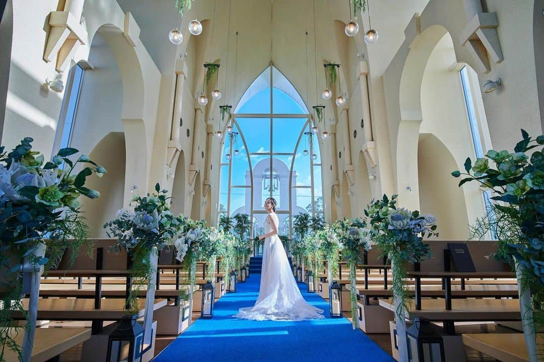 アンジェローブ 名古屋 結婚式場さんのインスタグラム写真 - (アンジェローブ 名古屋 結婚式場Instagram)「@weddingisland_angerobe をフォローして、 『 #アンジェローブ 』のタグで. お写真を投稿してくださいね＊*. . ——————————. . ✩𝒩𝑒𝓌 𝒫𝒽𝑜𝓉𝑜✩ . asyourportエリアの写真がリニューアル୨୧ . チャペル写真も新しくなりました✰⋆｡:ﾟ･* 青絨毯とウェディングドレスのホワイトは 相性🙆🏼‍♀️💕💕💕 . ——————————. . -アンジェローブの公式HPをcheck＊* http://www.angerobe.co.jp/sp/ -ブライダルフェアの予約はコチラから♪ http://www.angerobe.co.jp/sp/fair/ . ——————————. . ぜひ『 #アンジェローブ 』のハッシュタグで. ウェディングの写真を投稿してくださいね＊*. ステキなお写真はこちらのアカウントでリグラムさせていただきます♪. . また『#アンジェローブ』のハッシュタグで投稿していただいた#アンジェ嫁 様は必ずフォローさせて頂きます💕  プレ花嫁さんも卒花嫁さんもずーっと繋がっていきましょう💕 . ——————————. .  BRIDAL FAIR︎💕︎ 2019.11.16(Sat)17(Sun ) 9:00～/14:00～  実際の結婚式をプロデュースしている プランナーがご案内させていただきます☺️ ご予約は公式HPが1番お得✨ ☎️052-389-3900 . ——————————. . #asyourport #wedding  #weddingdress #ウェディングドレス #チャペル #プレ花嫁 #かわいい #結婚式準備 #卒花 #東海プレ花嫁 #名古屋プレ花嫁 #リニューアルオープン #アンジェローブ  #名古屋結婚式場 #婚約 #プロポーズ #港区 #金城ふ頭 #natural #ナチュラル #ナチュラルウェディング  #naturalwedding」11月14日 18時04分 - weddingisland_angerobe