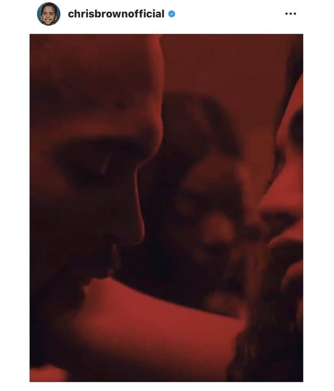 ユリサのインスタグラム：「#chrisbrown and #me This is meeee😳♥️Yeeeeeeeeees🔥🔥🔥 A scene from @yellabeezy214 and @chrisbrownofficial 's new music video that is coming out tomorrow💫  撮影中は集中してたからか実感湧かなかったけど、今見て、こんな近づいてたんだ！って、ドキドキが止まらない♥️笑 I can't wait!!!!!!!!!!🎶 #chrisbrown  #musicvideo  #comingsoon」