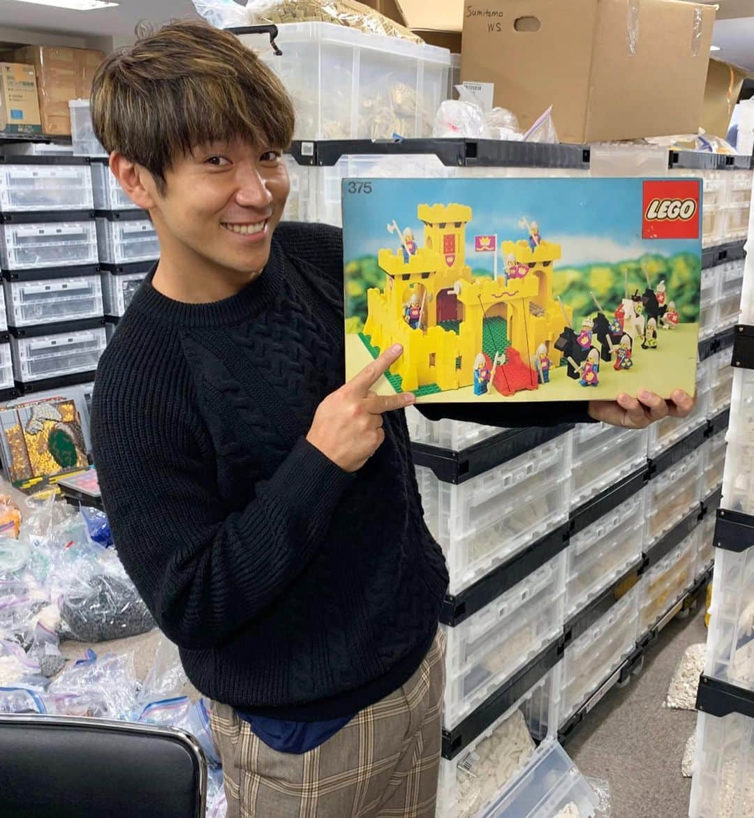 コージ・トクダさんのインスタグラム写真 - (コージ・トクダInstagram)「知る人ぞ知るLEGOの最も古いお城シリーズ﻿ 「イエローキャッスル」‼️‼️‼️﻿ 1970年代のものだそう💦💦﻿ 箱のまま見るが出来るなんて。。 いい経験が出来た😭 いろいろYouTubeとか準備するからねー﻿ ﻿ ﻿ #LEGO﻿ #イエローキャッスル﻿ #日本でただ１人のプロビルダー﻿ #三井さんありがとうございます😭」11月14日 18時07分 - koji_tokuda1220