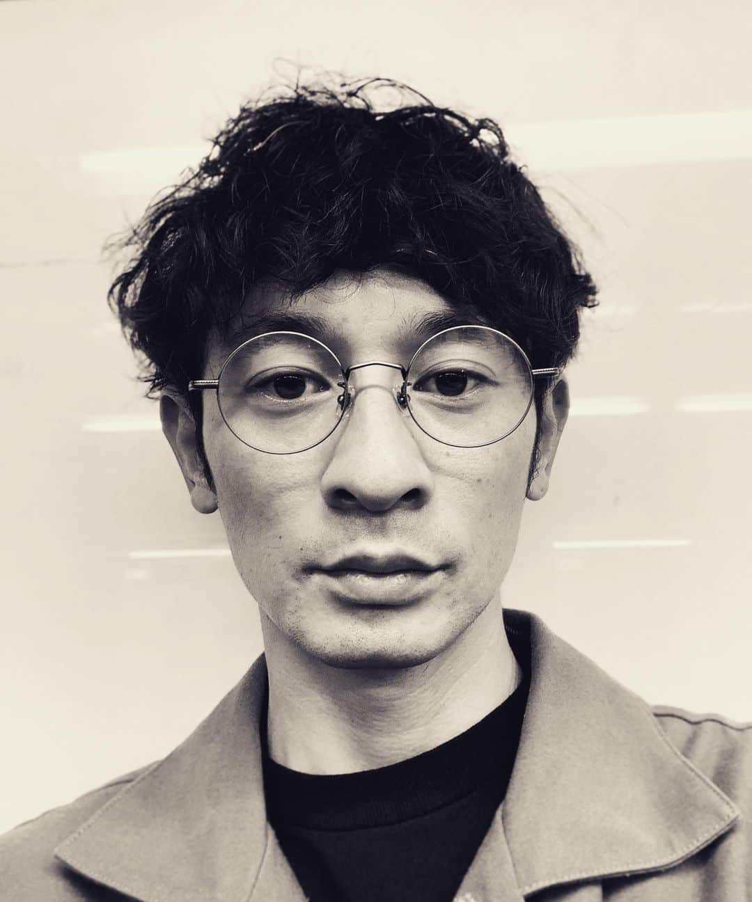 のインスタグラム：「髭剃りますか？ はい。剃ります🙋‍♂️ってことで 次の作品の為ツルツル✨  #シェイバー #髭剃り」