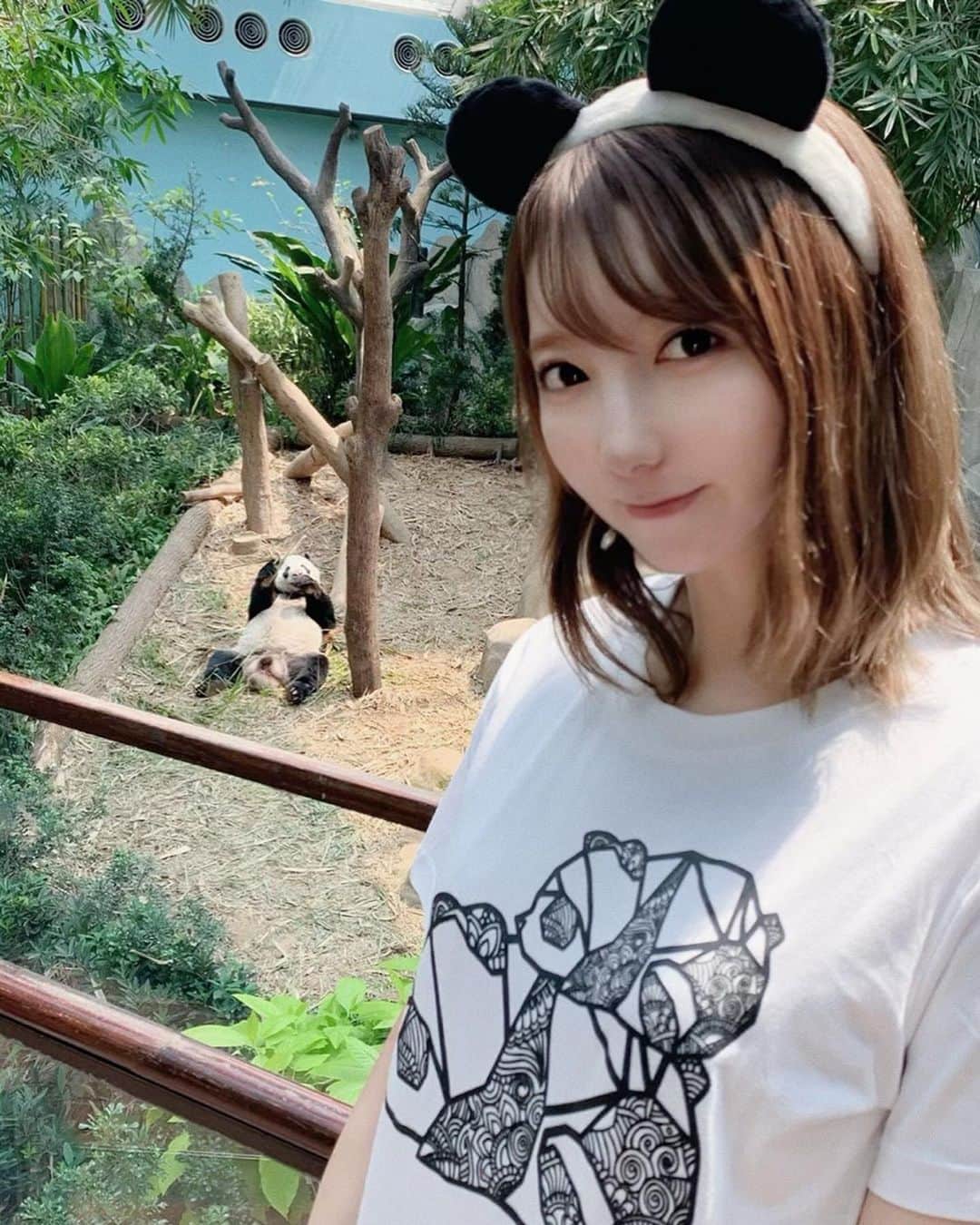 堀みづきさんのインスタグラム写真 - (堀みづきInstagram)「楽しみにしていたシンガポールのリバーサファリ🇸🇬🦒🐘🐅 大好きなパンダに会いに行きました🐼🎋 リバーサファリには、カイカイとジアジアという２頭のパンダがいます🐼🐼 残念ながらジアジアには会えなかったけど…お食事中のカイカイと一緒に写真を撮ることができました🥰 お鼻がピンクで可愛かった…💕 ガラス越しではなく近くでゆっくりとパンダを見ることができて幸せでした♡ やっぱりパンダは見ても見ても見飽きません。。パンダの魅力はすごい🐼🔥 #singaporezoo #riversafari #シンガポール　#リバーサファリ  #パンダ　#ジャイアントパンダ　#大熊猫」11月14日 18時12分 - mizuki_027