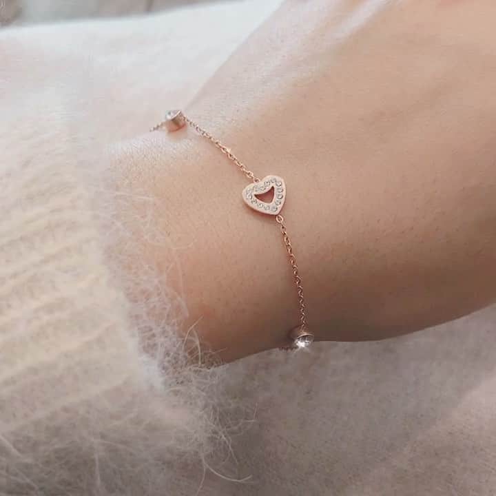 のインスタグラム：「 ウィーンで買ったSWAROVSKIのブレスレット🕊  オーストリア発のブランドだから、 日本の半額くらいで売っていました😳  このブレスレットは30ユーロでゲット♡ ハートのきらきらがかわいくてお気に入り💎✨     #karin_trip🌐 #karin_trip🇦🇹 #swarovski #スワロフスキー #アクセサリー #ブレスレット #ウィーン旅行 #オーストリア旅行 #女子旅 #タビジョ #旅muse  #pressblog #ローリエプレス #rili #rili_tokyo #lucrajp #isutapic #sucle #emmary #milk_web #スウィートインスタインスタガールズ」