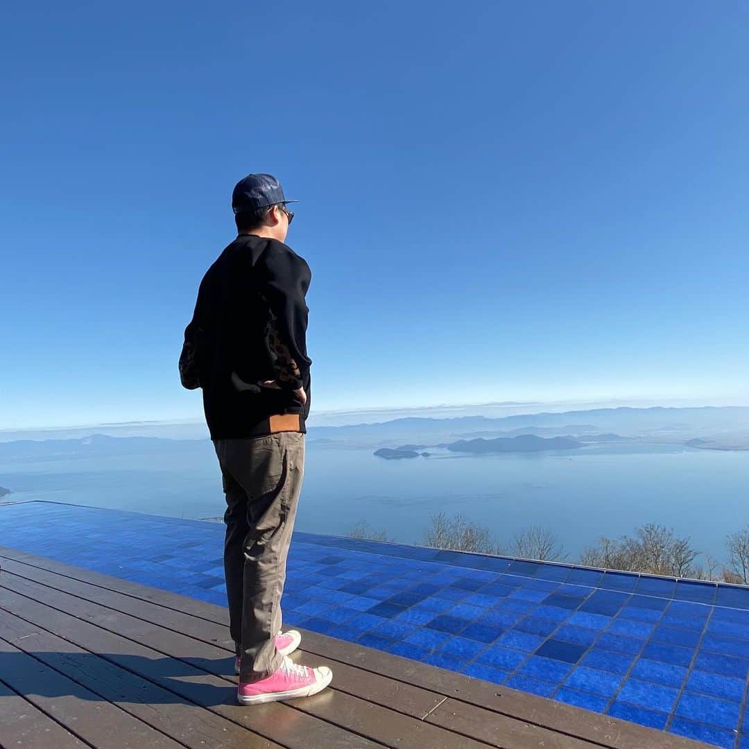 田崎佑一のインスタグラム：「琵琶湖テラス行ったしな！景色最高やったしな！めちゃくちゃ天気良かったしな！新しく出来たゴンドラバリ速かったしな！サンドイッチめちゃくちゃ美味しかったしな！犬いっぱい来てたしな！可愛かったしな！また行きたいと思ったしな！」