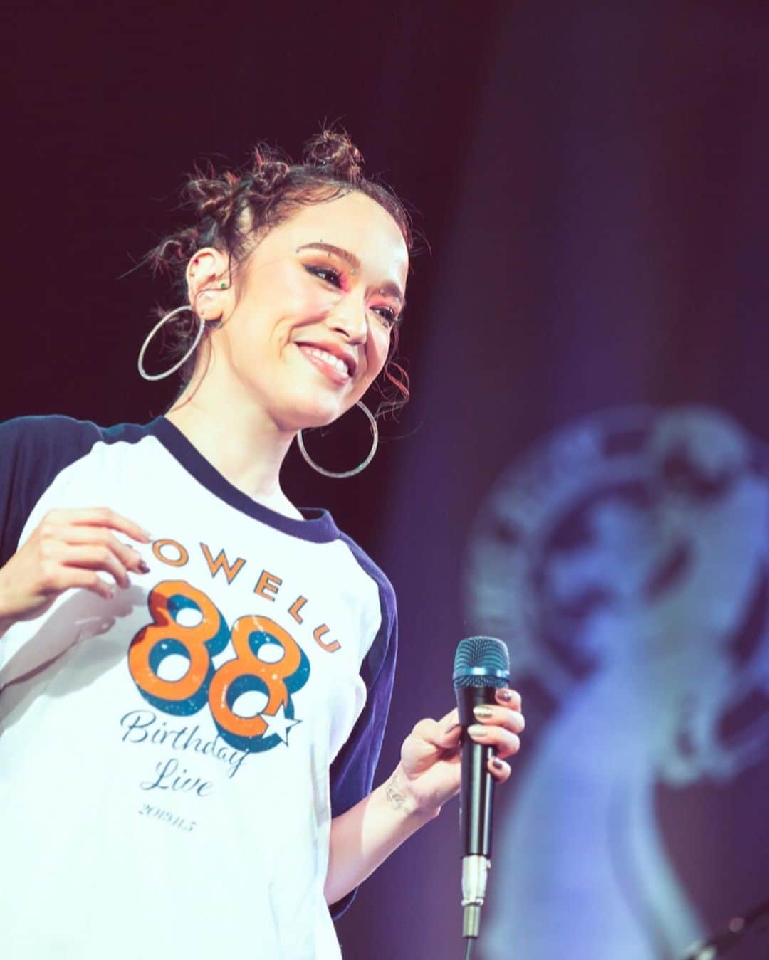 Soweluのインスタグラム：「今回のライブメンバー、 ギタージュンさん、キーボードかきやん、 ダンサーなづき、シャラン、サナ、 スペシャルゲストTATSUYA、 アンコールで参加してくれた ベースともさん、  ヘアメイク、ともみ、マリ、 カメラマンかずお、ムービー撮影ジル、 ライブのサポートしてくれた、きんこ、ゆうこ、 みほ、きよと、全てのみなさん、 会場ブルースアレイのスタッフのみなさん、 そして会場に足を運んでくださった全ての みなさん、本当にありがとうございました🙏‼️‼️‼️✨✨✨ ・ 本当にみんなのおかげで今の自分の全てを出し切るライブが出来ました‼️‼️ 感謝の想いでいっぱいです🙏💓 ・ ・ 今回のライブはピアノ、ドラム、ビートボックス、ダンス、ダイエットと本当にたくさん自分への挑戦があったライブでした。 不可能を可能にする挑戦を諦めずに 最後までやり遂げれたら、 その挑戦する真剣な自分の姿で みんなに希望、勇気を与える事が出来るんではないかと思い、全てをかけてこの日に向けて頑張ってきたんだけど 私の心の中に大きな変化がありました。 それは自分を信じて本気で頑張れば何でもやれるんだということ この先もきっと色んな事があると思う 何度転んでも また立ち上がって 更に新たな事にチャレンジしていくので 楽しみにしていてください‼️ そしてみんなの新たなチャレンジも楽しみにしてるよ🤘✨✨ どんな苦しい事も楽しんでやれる私たちで ピンチはチャンスだと、常にポジティブに考えて まだ見ぬ新しい世界を共に見に行こう！！🌈 ・ ・ Never give up!!!!! Be Happy!!!! Love you all💚 ・ ・ ・ @kakiyan37  @_tomobass  @nazuki_08  @sharan_______  @_sanaogawa_  @tomomimf  @wmwmarianu  @kazuo_onodera ・ #sowelu #birthdaylive #specialday」