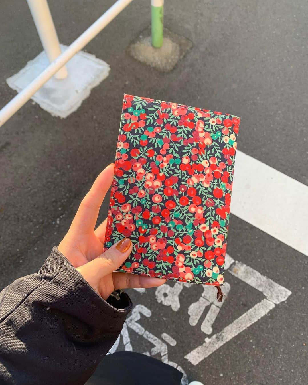 門前亜里のインスタグラム：「11/14  ちゃんと本を読む人間に戻りたい(中学高校時代ずっと読んでたのに、大学入ってから全然読めてない)ので、読んだ本インスタに記録していきたいです. 続くか分からないけど、とりあえず1冊もって外に出てみている  #ハコイリムスメの文学少女 #だったはず #よね #おかしいな」