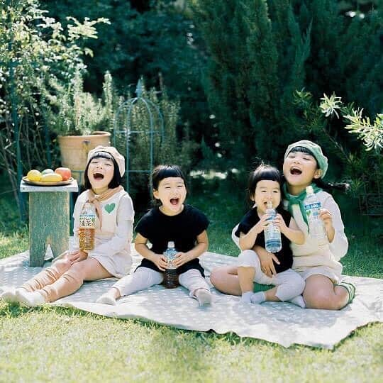 Chieのインスタグラム：「ぷはぁ～💚 ダカラちゃん＆ムギちゃんとピクニック😋🍽 楽しい時間はあっとゆう間だったね💓 また遊んでね💚💚💚 @suntory_greendakara  #グリーンダカラ #姉妹 #ダカラちゃん #ムギちゃん」