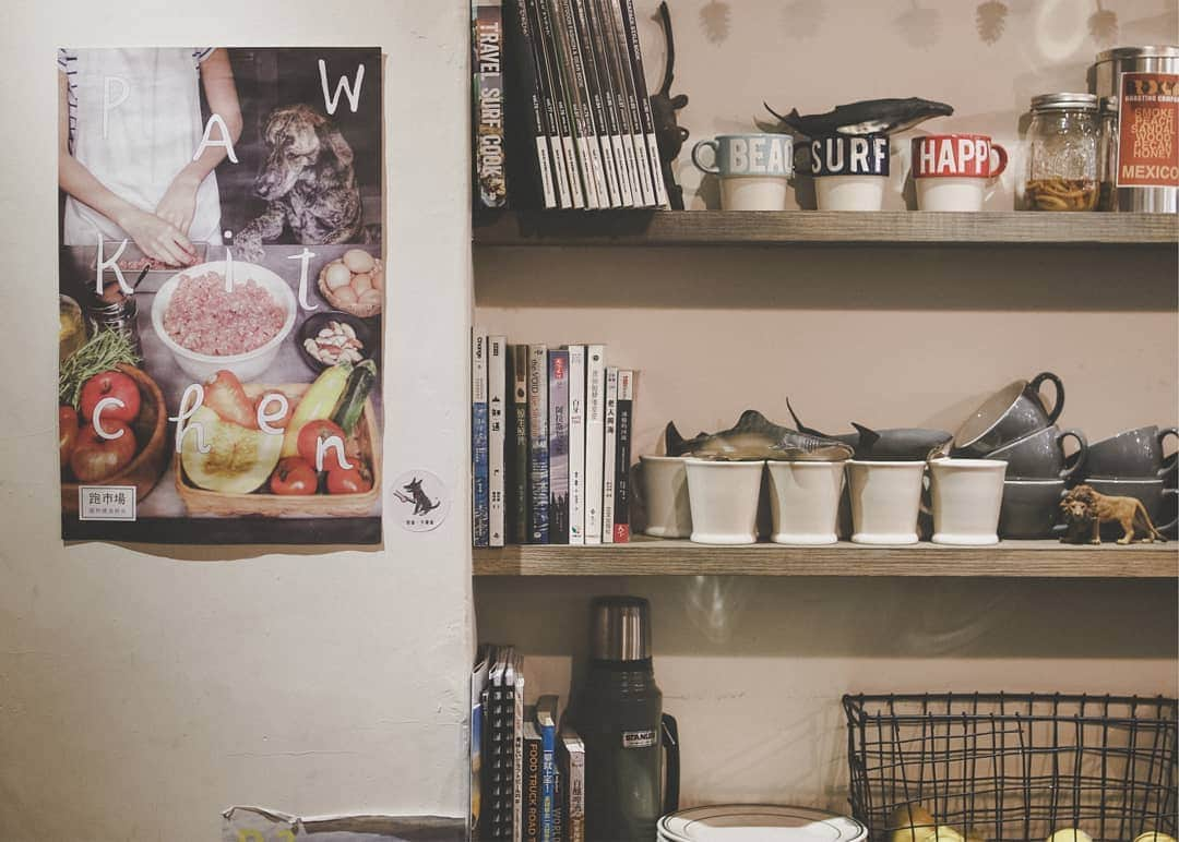 HereNowさんのインスタグラム写真 - (HereNowInstagram)「@coffeestandbyme in Chifeng Street area was modeled after the mountain cabins that serve as resting stops for mountain climbers. 生活的休息站 到歇腳「山屋」概念咖啡廳喘口氣 Recommended by @flyflyflying. . . . #vscocoffee #hobikopi #anakkopi #manmakecoffee #eatinerary #cupsinframe #thingsaboutcoffee #hypefeast #hypeaf #peoplebrewcoffee #taipei #台湾 #台北 #台北旅行 #대만 #대만여행 #타이베이 #iseetaiwan #exploretaiwan #vscotaiwan #taiwangram #台灣 #早午餐 #美食 #小吃 #食記 #coffeestandbyme #herenowcity」11月14日 18時21分 - herenowcity