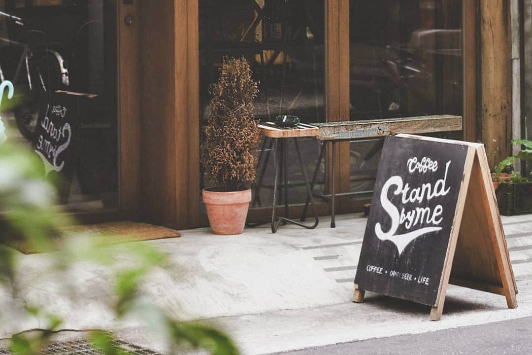 HereNowさんのインスタグラム写真 - (HereNowInstagram)「@coffeestandbyme in Chifeng Street area was modeled after the mountain cabins that serve as resting stops for mountain climbers. 生活的休息站 到歇腳「山屋」概念咖啡廳喘口氣 Recommended by @flyflyflying. . . . #vscocoffee #hobikopi #anakkopi #manmakecoffee #eatinerary #cupsinframe #thingsaboutcoffee #hypefeast #hypeaf #peoplebrewcoffee #taipei #台湾 #台北 #台北旅行 #대만 #대만여행 #타이베이 #iseetaiwan #exploretaiwan #vscotaiwan #taiwangram #台灣 #早午餐 #美食 #小吃 #食記 #coffeestandbyme #herenowcity」11月14日 18時21分 - herenowcity