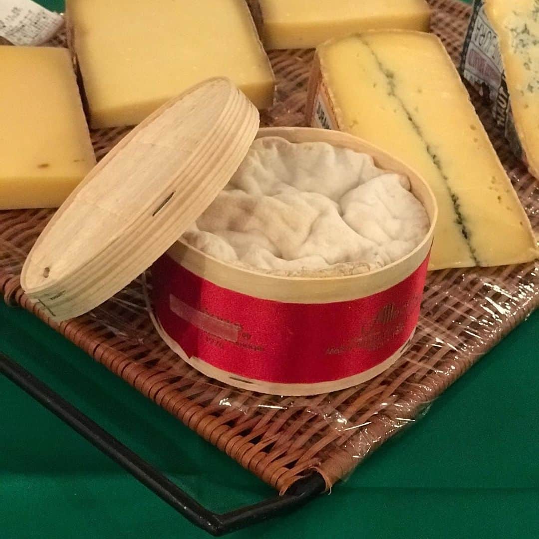 アカデミー・デュ・ヴァン Academie du Vinのインスタグラム：「「フランシュ・コンテ地方のチーズを楽しむ」満席御礼❣️」