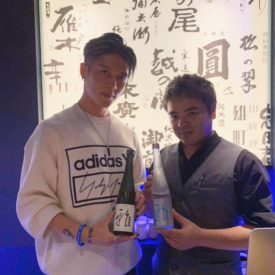 雅-MIYAVI-さんのインスタグラム写真 - (雅-MIYAVI-Instagram)「When dishes and beverages are perfectly matched, chemistry happens. My friend Keita Akaboshi is a genius at creating dishes that bring out new dimensions in SAKE you’ve never otherwise tasted. It’s magical! 💫💫🥳 これはヤバい‼️#MIYAVISAKE との究極のペアリングが完成！！！！食事とお酒が完璧にマッチすることで、また新たな味わったことのないテイストが引き出されるペアリング。神経を研ぎ澄まさなければ気づかないくらい繊細に、かつ丁寧に重ねられた味のレイヤー、奥深いです。皆さん、是非、体験してみてください！僕も早く食べに行きたいです🙏🏻🙏🏻💯 #Repost @keita_akaboshi 完璧ペアリング完成‼️ MIYAVI SAKE 事前予約にて 通常コースの内容を一部変更してご用意致します！！(プラス1500円にて)  炙り帆立・レンコン・湯葉のミルフィーユ仕立て みかんとバルサミコのソースで  赤牛と松茸のカルパッチョ 梅とドライトマト・オリーブのソースで  クレームブリュレ シナモン  #日本酒ペアリング #赤星とくまがい #麻布十番 #miyavi #miyavisake #料理と日本酒 #東京 #japanesesake🍶 #月の桂」11月14日 18時25分 - miyavi_ishihara