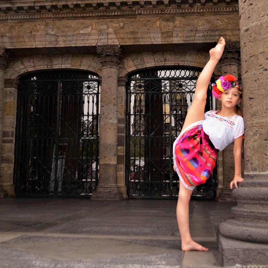 アビー・リー・ミラーさんのインスタグラム写真 - (アビー・リー・ミラーInstagram)「Guadalajara was eventful & silly complete w/ an amazing Mexican Hat Dance thanks to these two incredible dancers! @lillykofficial @bradyfarrar #aldc #aldcla #abbyleemiller #abby #aldcalways #abbyleedancecompany #guadalajara #mexico🇲🇽 📸@Interchavoz」11月15日 5時16分 - therealabbylee