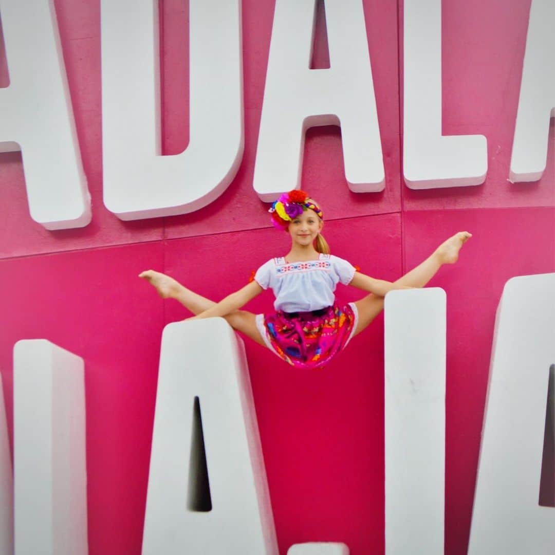 アビー・リー・ミラーさんのインスタグラム写真 - (アビー・リー・ミラーInstagram)「Guadalajara was eventful & silly complete w/ an amazing Mexican Hat Dance thanks to these two incredible dancers! @lillykofficial @bradyfarrar #aldc #aldcla #abbyleemiller #abby #aldcalways #abbyleedancecompany #guadalajara #mexico🇲🇽 📸@Interchavoz」11月15日 5時16分 - therealabbylee