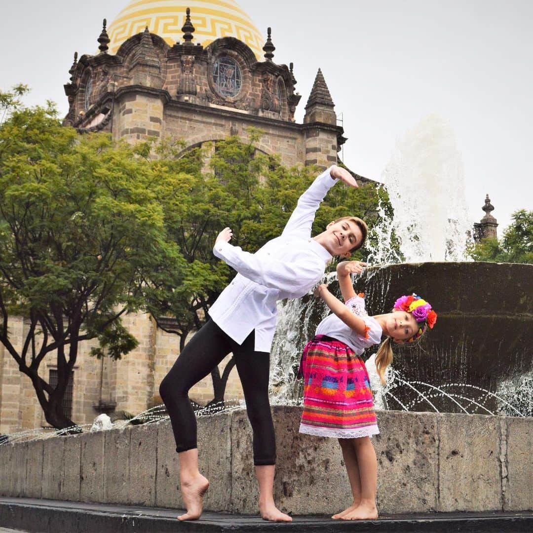 アビー・リー・ミラーさんのインスタグラム写真 - (アビー・リー・ミラーInstagram)「Guadalajara was eventful & silly complete w/ an amazing Mexican Hat Dance thanks to these two incredible dancers! @lillykofficial @bradyfarrar #aldc #aldcla #abbyleemiller #abby #aldcalways #abbyleedancecompany #guadalajara #mexico🇲🇽 📸@Interchavoz」11月15日 5時16分 - therealabbylee