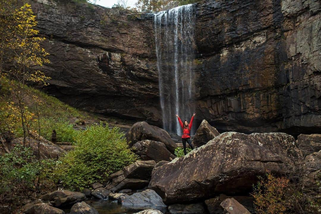 ジェイミー・チャンさんのインスタグラム写真 - (ジェイミー・チャンInstagram)「(Swipe to see past and present) Whatever City or town I’m in, I look for local hikes. These hikes and trails have been around centuries, and tells us a unique story. This location is called Lula Lake. It was once occupied by Native Americans over thousands of years ago. It was a popular tourist attraction even before the civil war, was once a coal mining site, and even used to dump waste. In 1994 this part of the Appalachian Mountains became a land trust and is now protected. Over 10,000 acres of land is transforming back to its original beauty. This is #whyihike; help spread awareness of places like Lula Lake Land Trust and to show gratitude to the hundreds of conservationists that fought hard to protect this land and preserve it for future generations to enjoy. #ebcontributor #liveyouradventure #naturelover @eddiebauer pc @vsoutdoorsnaps」11月15日 5時18分 - jamiejchung