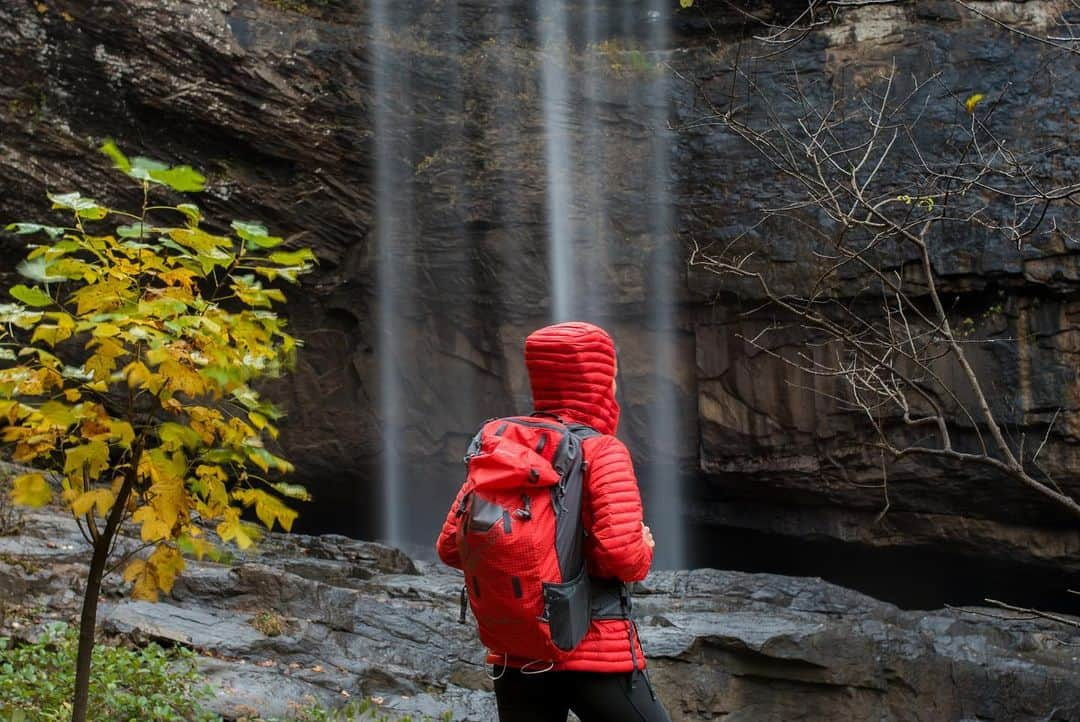 ジェイミー・チャンさんのインスタグラム写真 - (ジェイミー・チャンInstagram)「(Swipe to see past and present) Whatever City or town I’m in, I look for local hikes. These hikes and trails have been around centuries, and tells us a unique story. This location is called Lula Lake. It was once occupied by Native Americans over thousands of years ago. It was a popular tourist attraction even before the civil war, was once a coal mining site, and even used to dump waste. In 1994 this part of the Appalachian Mountains became a land trust and is now protected. Over 10,000 acres of land is transforming back to its original beauty. This is #whyihike; help spread awareness of places like Lula Lake Land Trust and to show gratitude to the hundreds of conservationists that fought hard to protect this land and preserve it for future generations to enjoy. #ebcontributor #liveyouradventure #naturelover @eddiebauer pc @vsoutdoorsnaps」11月15日 5時18分 - jamiejchung