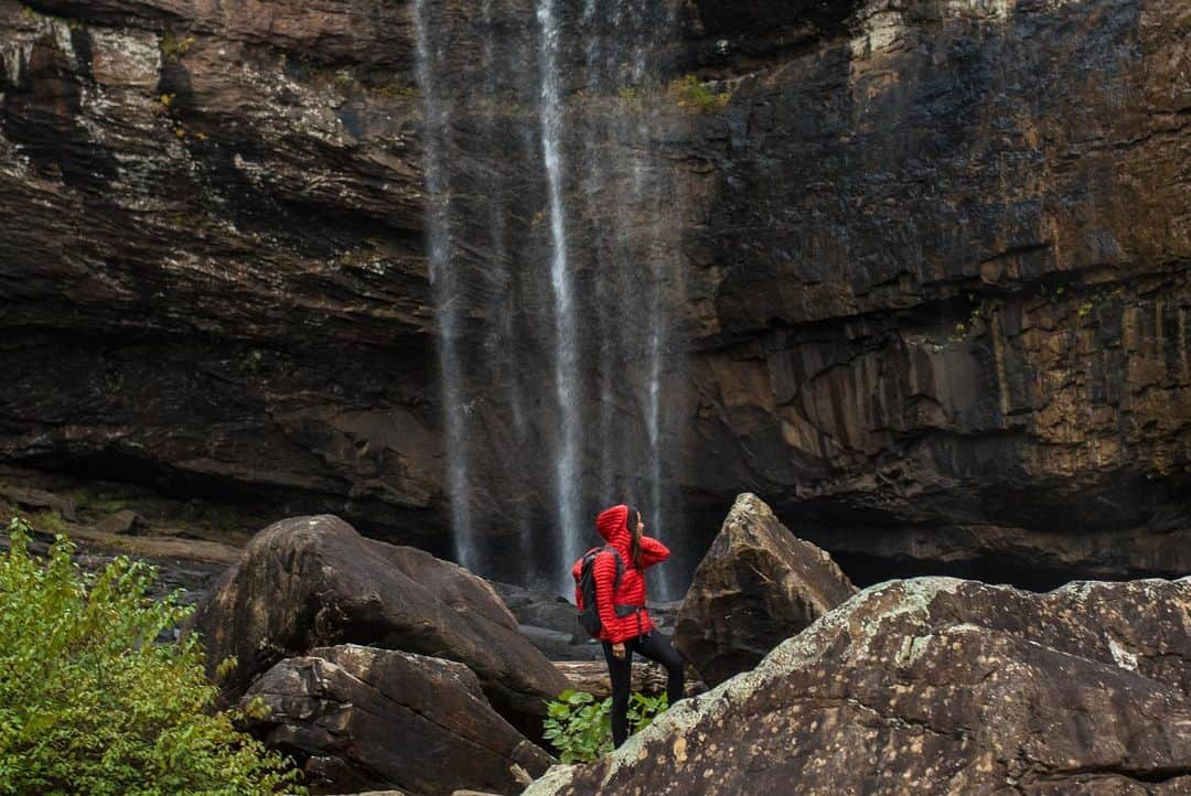 ジェイミー・チャンさんのインスタグラム写真 - (ジェイミー・チャンInstagram)「(Swipe to see past and present) Whatever City or town I’m in, I look for local hikes. These hikes and trails have been around centuries, and tells us a unique story. This location is called Lula Lake. It was once occupied by Native Americans over thousands of years ago. It was a popular tourist attraction even before the civil war, was once a coal mining site, and even used to dump waste. In 1994 this part of the Appalachian Mountains became a land trust and is now protected. Over 10,000 acres of land is transforming back to its original beauty. This is #whyihike; help spread awareness of places like Lula Lake Land Trust and to show gratitude to the hundreds of conservationists that fought hard to protect this land and preserve it for future generations to enjoy. #ebcontributor #liveyouradventure #naturelover @eddiebauer pc @vsoutdoorsnaps」11月15日 5時18分 - jamiejchung