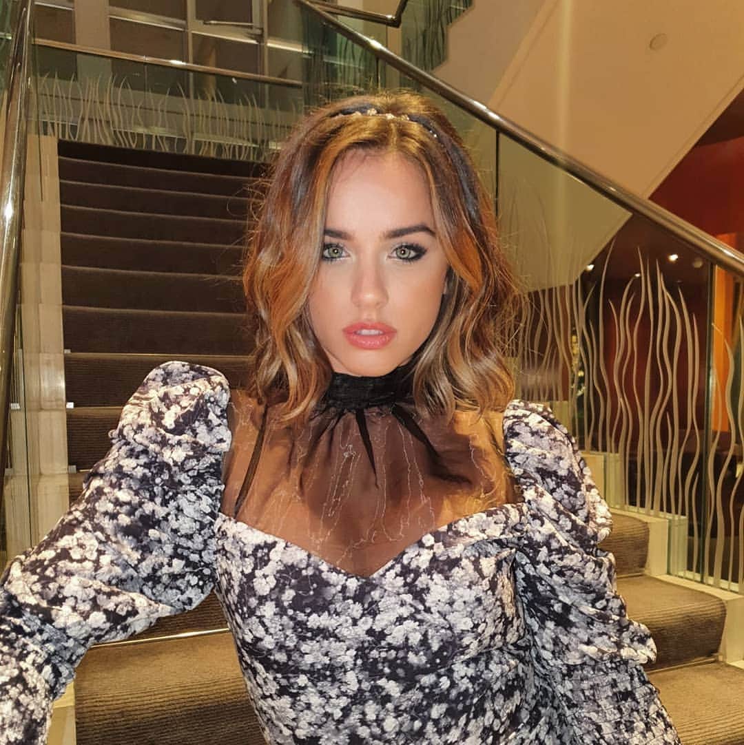 ジョージア・メイ・フットのインスタグラム：「Did you miss me? 😜 #newhair #hellolondon」