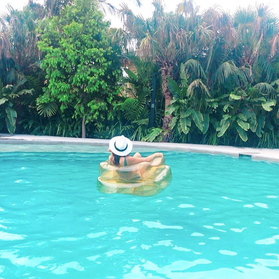 長谷川朋美さんのインスタグラム写真 - (長谷川朋美Instagram)「Poolでchill...♡ のはずが、、、😂👉後半の動画へ ・ この時期でもプール入れるのはかなり嬉しい❤️ ・ #pool #chiii #relax #resort ・ #byronbay #Australia #バイロンベイ #オーストラリア #hotel #お洒落ホテル」11月15日 3時59分 - hasegawa.elena.tomomi