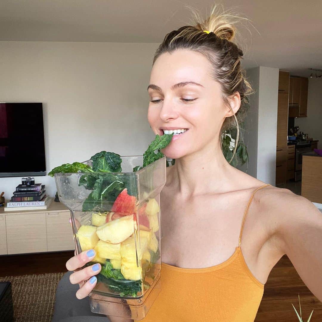 ヴァレンティナ・ゼリャヴァのインスタグラム：「What happens in blender, Stays in blender 🍍  Smoothie party 😁: •apple •pineapple •dandelion •kale •hemp seeds •flaxseeds •1 tea spoon spirulina •1 cup water  #wellnestbyval #smoothie #beauty」