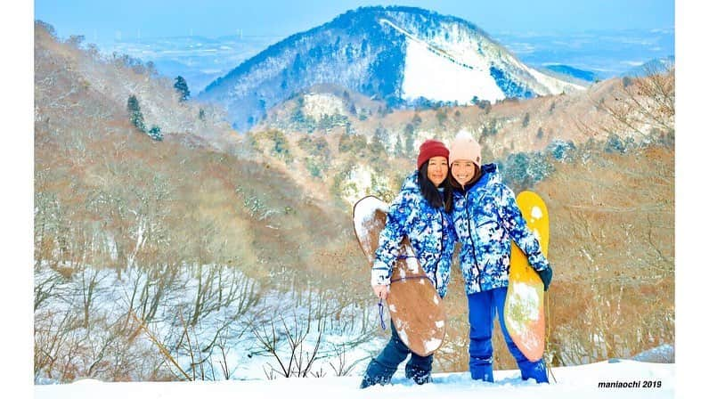 金子藍さんのインスタグラム写真 - (金子藍Instagram)「東北でも初雪観測しましたね☃️ 山シーズンはすぐそこ . @hidden_west , @kaorimayaguchi に誘っていただき、鳥取県にある大山の魅力のPR動画に参加させて頂いてます🏔 . 素早らしい景色、美味しい精進料理と、自然に食に恵まれている大山 知らないと損... かおりんの滑りは圧巻、私のこけっぷりもついでに見ていただけると嬉しいです😆 . 2020年のユキイタツアーの日程も決まり、予約開始しています🗓 ツアーに参加する事により安心して山を楽しめるのはもちろんの事こと、山の魅力をガイドしてもらえるのもこのツアーの見どころ👀 この機会に是非体験してみてほしい🏂 . #大山 #ユキイタ #スノーボード #精進料理 #スノーシュー #山 #自然 #nature #鳥取 #鳥取観光」11月15日 4時38分 - aikaneko_surf