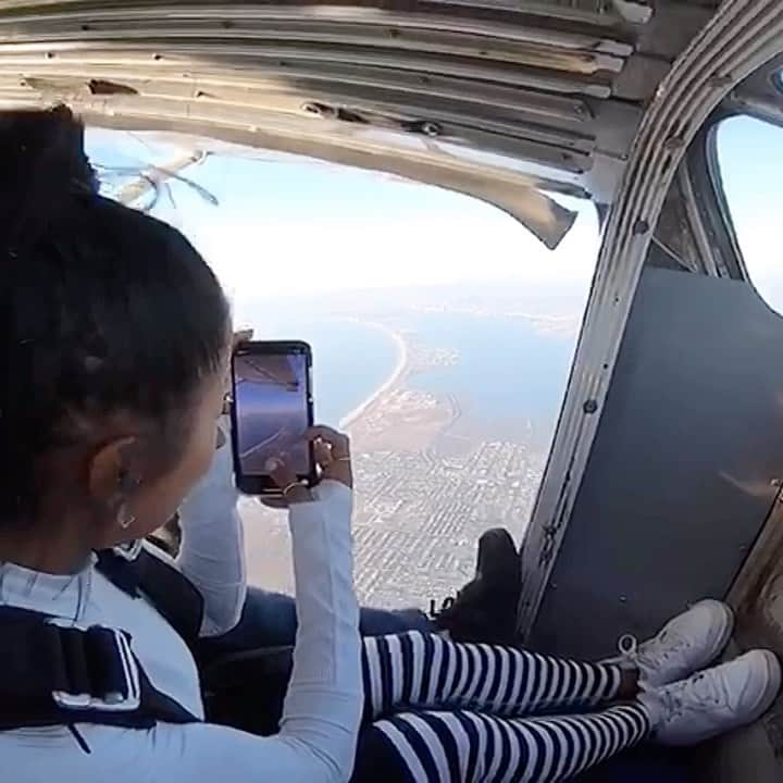 Eri Antonのインスタグラム：「Life is an adventure; challenge yourself, take risks and enjoy the 12,000 ft. jump with @BangEnergy 🙃✈️☀️💙 - Follow the inventor of bang @BangEnergy.CEO - Use my code: “Eri25” for discounts!  #EnergyDrink #BangEnergy」