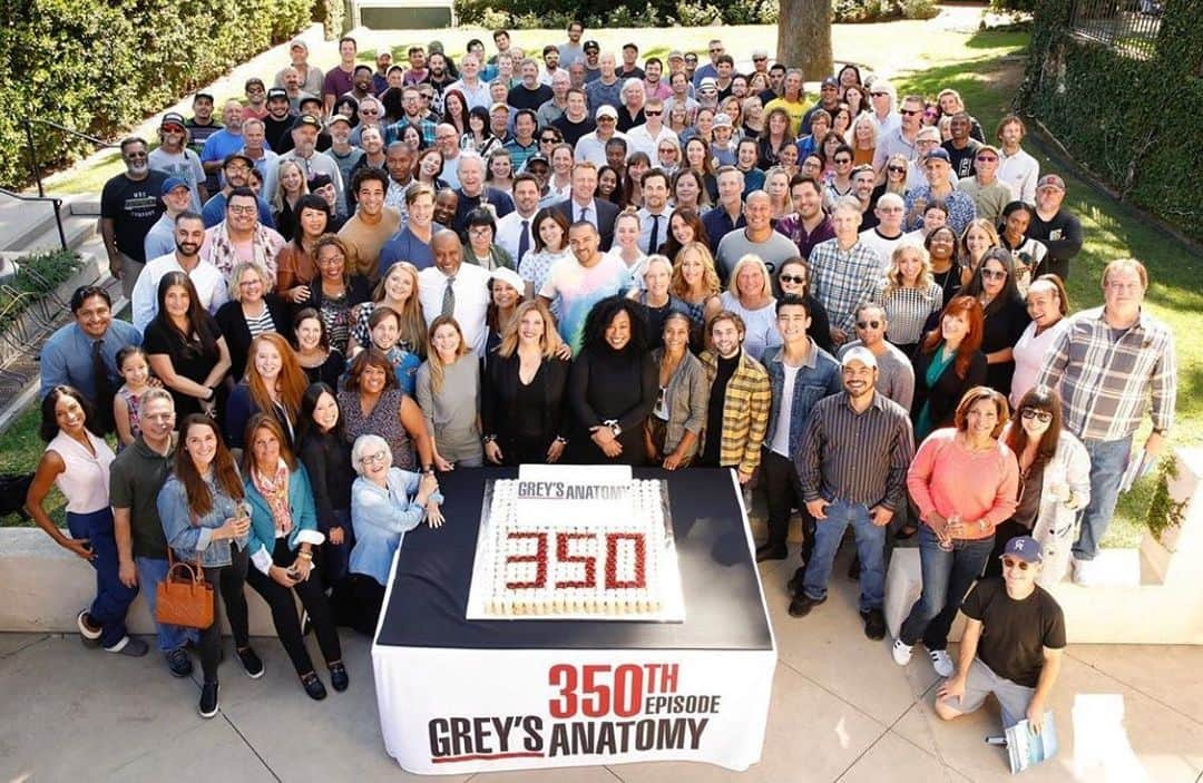 ションダ・ライムズさんのインスタグラム写真 - (ションダ・ライムズInstagram)「Tonight Grey’s 350th episode will air! This wouldn’t be possible without THESE people. Happy #Greys350!」11月15日 4時40分 - shondarhimes