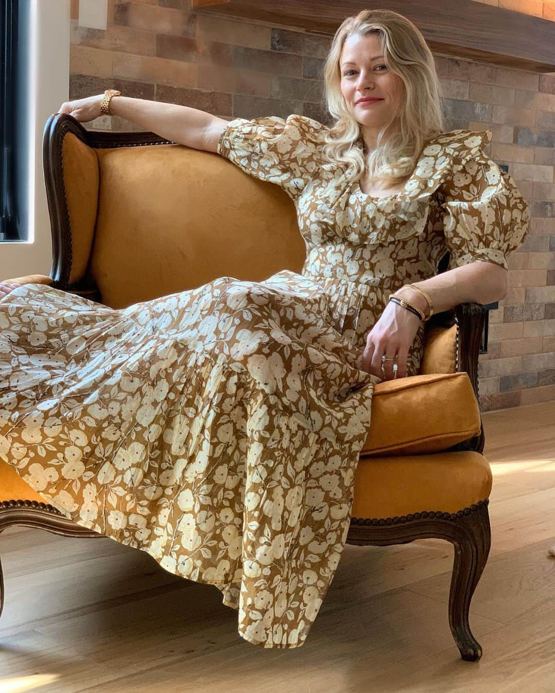 エミリー・デ・レイヴィンさんのインスタグラム写真 - (エミリー・デ・レイヴィンInstagram)「Just casually lounging in my fav chair in one of my fav designers @shopdoen Fall chapter 3 launches today! I love the florals & the knitwear is so cozy & chic too! Hopefully it cools down enough in LA to actually use the fireplace I’m sitting I front of😂 #doen #fallfashion #florals 📷 @ericbilitch」11月15日 4時56分 - emiliede_ravin