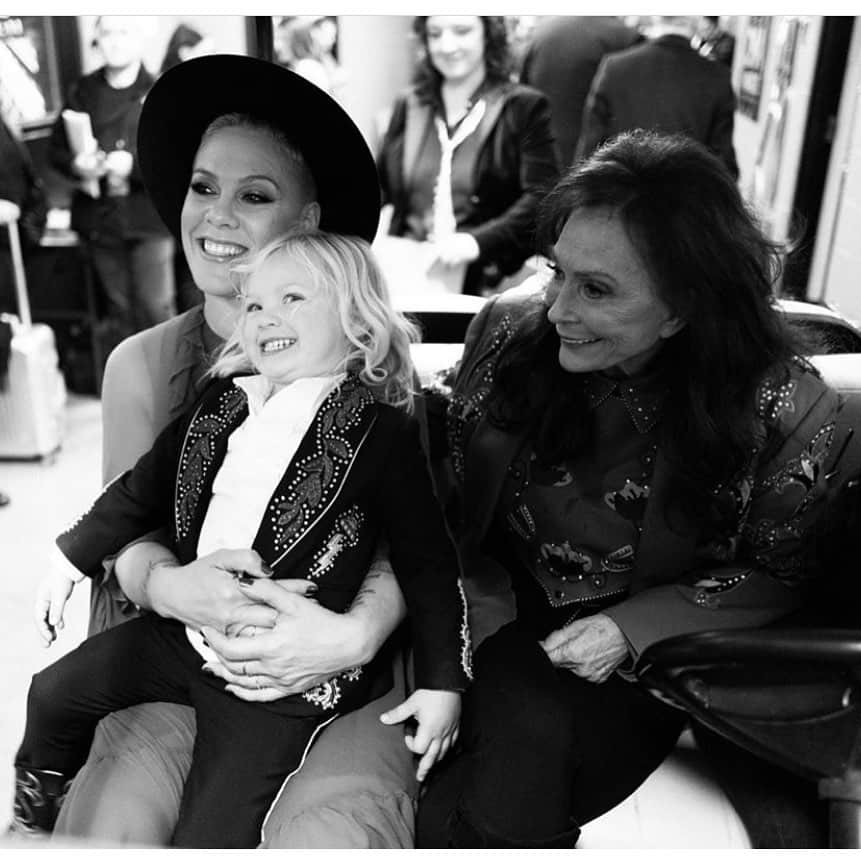 ケアリー・ハートさんのインスタグラム写真 - (ケアリー・ハートInstagram)「This picture of my wife and son w/ @lorettalynnofficial for most people, they think about the history of music and accomplishments of these two amazing women. My head immediately goes to what @lorettalynnofficial has done for motocross. Thank you so much to this amazing woman and the Lynn family for what she has done for motorcross. If you are a racer you will know how monumental her event is for racers. Generations of racers have cut their teeth and shot their careers into motocross stardom. Every person in the building last night @cma was reminiscing her musical career and I was the only one thanking her for her commitment to amateur motocross racing. Last night was a bucket list for me. Meeting the queen of motocross.」11月15日 4時57分 - hartluck