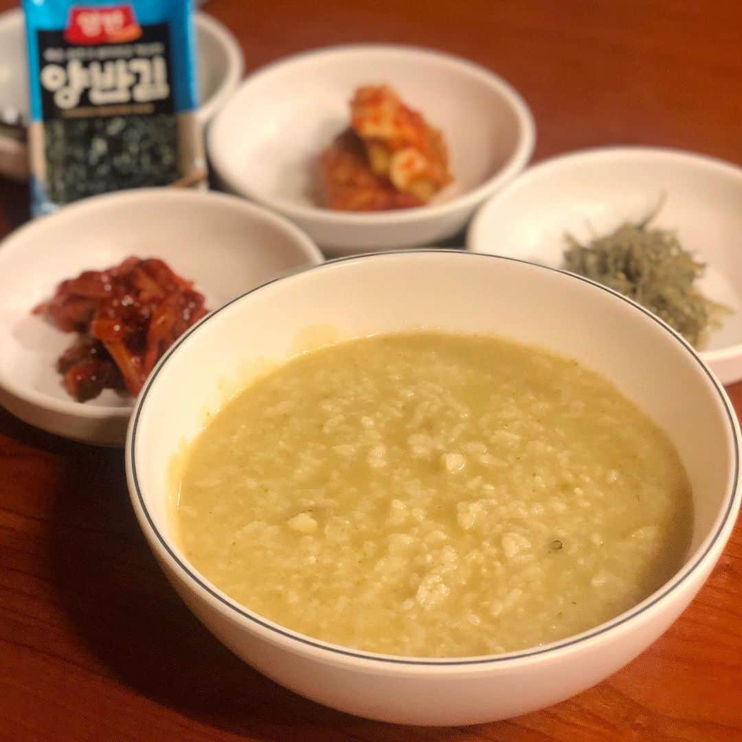 Ayuminさんのインスタグラム写真 - (AyuminInstagram)「🇰🇷チェジュ島旅行🇰🇷 美味しいアワビ粥でファーストモーニング👵🏻👸🏼 アワビの香りがたまらないお粥おいしすぎて ものの数分で完食いたしました🤩 . . このあとスタバでセカンドモーニング👵🏻👸🏼← 次はその後のサードモーニングのpostです💓 . . スタバクイーン👸🏼メインアカウント ➡︎ @ayumin0220stb . #黄金海#アワビ粥#あわび粥#お粥 #あゆはる旅行#済州島#チェジュ島 #韓国旅行#韓国#済州島#済州島旅行#チェジュ島旅行#チェジュ島グルメ#チェジュ島カフェ#タビショ#韓国女子旅」11月15日 5時07分 - ayumin0220